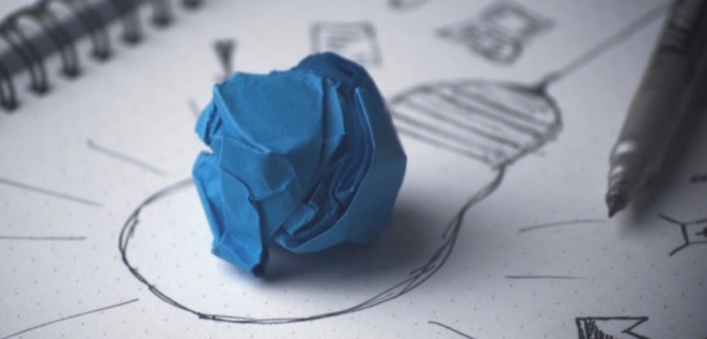 Stift Idee Glübirne auf Papier