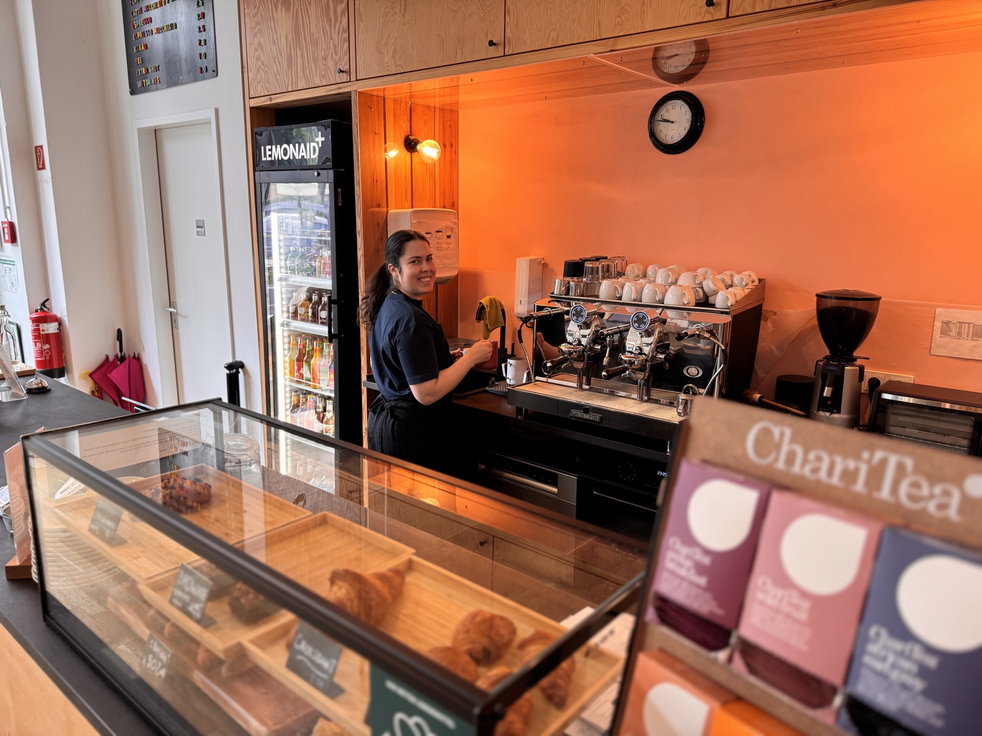 Mitarbeiterin hinter der Theke im The Daily Café