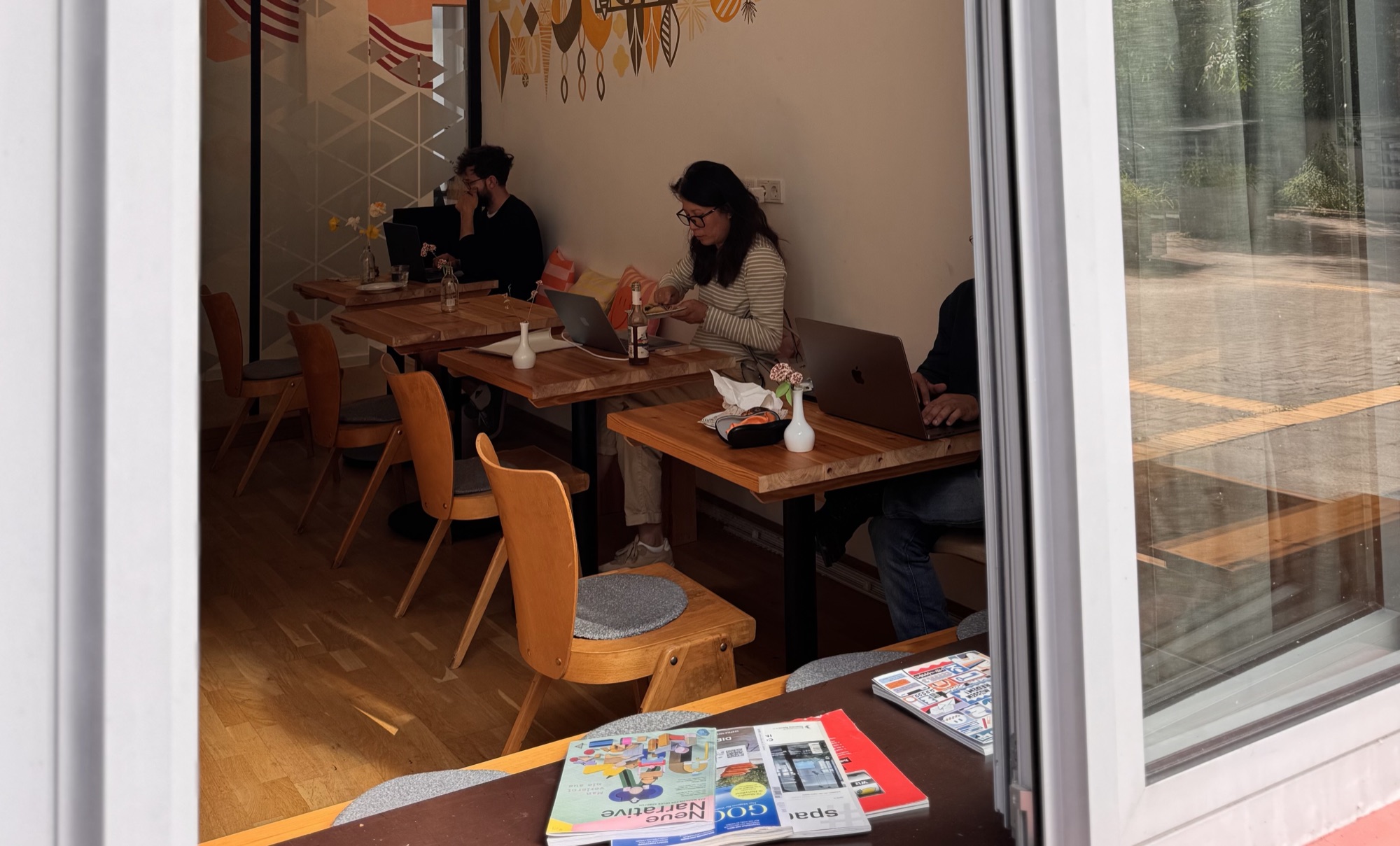 Gäste sitzen an Tischen im The Daily Café