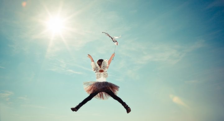 Bild: Fröken Fokus - Frau springt in die Luft